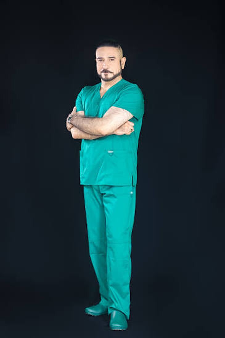 Dr. David Ruiz Vela con ambo quirúrgico