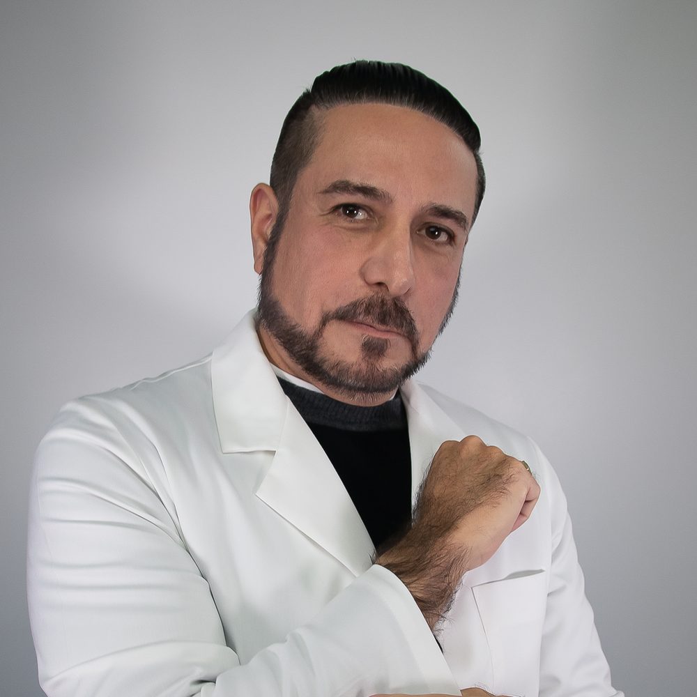 Dr. David Ruiz Vela en su consultorio
